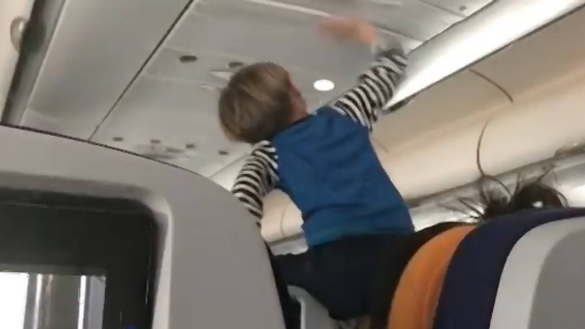 8 godzin wrzasku i skakania po fotelach - samolot opanowało "demoniczne dziecko"