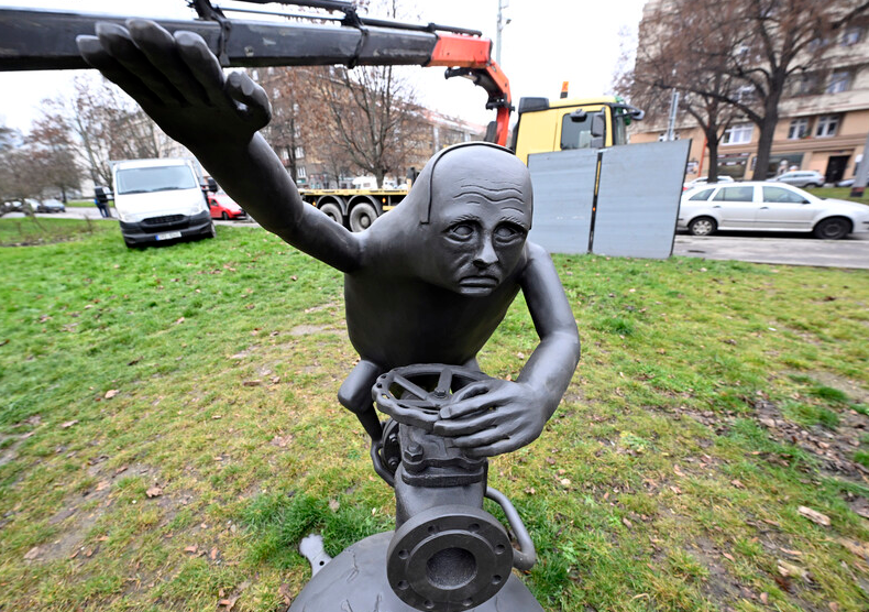 V Prahe stojí nová socha Putina.