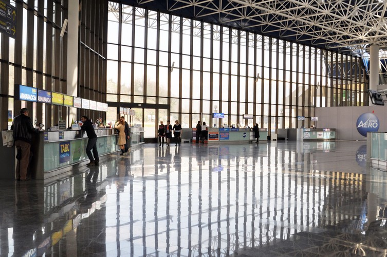 6. Międzynarodowe Lotnisko w Soczi Za ten obiekt odpowiadała firma miliardera <b>Olega Deripaski</b>. Wydał z własnej kieszeni 250,8 mln dolarów na odbudowę lotniska (z czego 223,2 mln dolarów to pożyczka od VEB), reszta została pokryta przez państwo. Były dwa oficjalne otwarcia terminalu. Całkowity koszt: 715,6 mln dolarów. Na zdjęciu: Międzynarodowe Lotnisko w Soczi