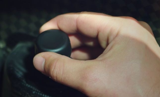 Sterowanie „powietrznym autem” jest bardzo łatwe. Służą do tego dwa drążki kontrolne podobne do tych montowanych na panelach sterowania małym dronem, czy innymi zdalnie sterowanymi zabawkami. <br><br>Kitty Hawk Flyer - źródło: Kitty Hawk