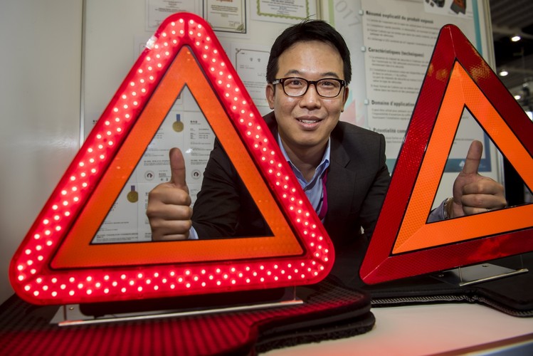 Yoon Jang-Hyuk z Korei Południowej na 45 Międzynarodową Wystawę Wynalazków w Genewie przyjechał zaprezentować wynalazek dla kierowców o nazwie 'Roly-poly'., czyli innowacyjny trójkąt bezpieczeństwa. <br><br>fot. EPA / JEAN-CHRISTOPHE BOTT