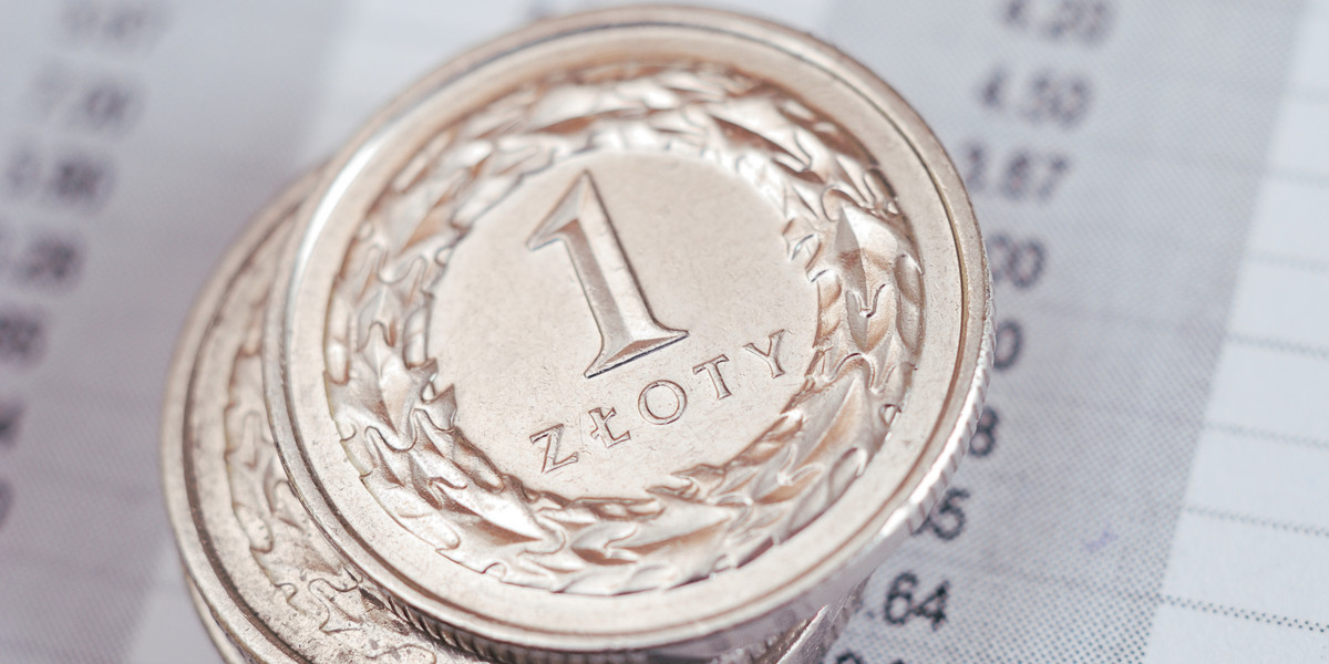 Ostatnio za dolara trzeba płacić około 4 zł, za za euro około 4,35 zł. Notowania polskiej waluty pozostają stabilne. 