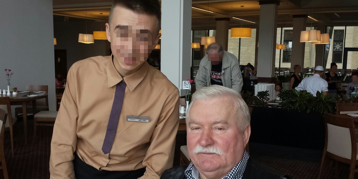 Lech Wałęsa fotografuje się z kelnerem