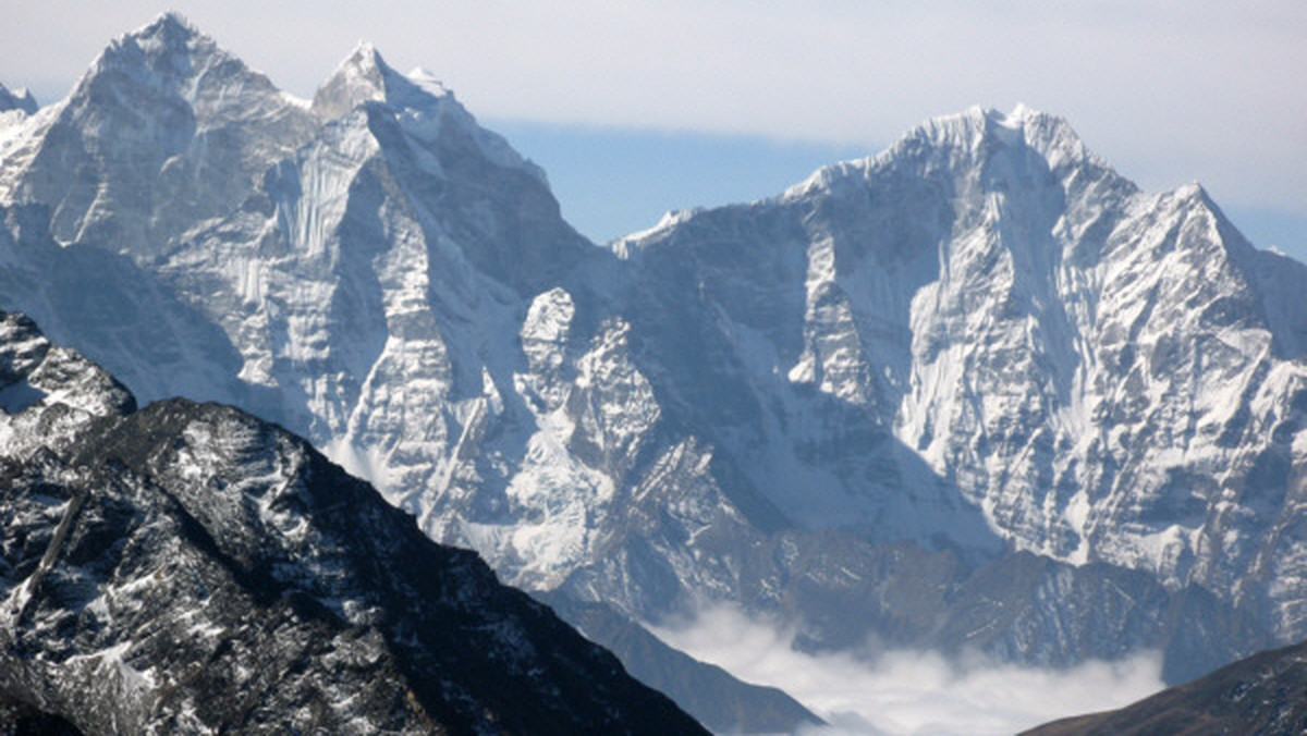 Niewielkie miasto Lukla w Nepalu przeżyło w ostatnim tygodniu prawdziwe oblężenie - hotele wypełniły ponad dwa tysiące turystów, którym wyjazd uniemożliwiła zalegająca mgła. Dopiero w poniedziałek lotnisko - jedyne w rejonie - zaczęło działać i turyści wyjeżdżają.