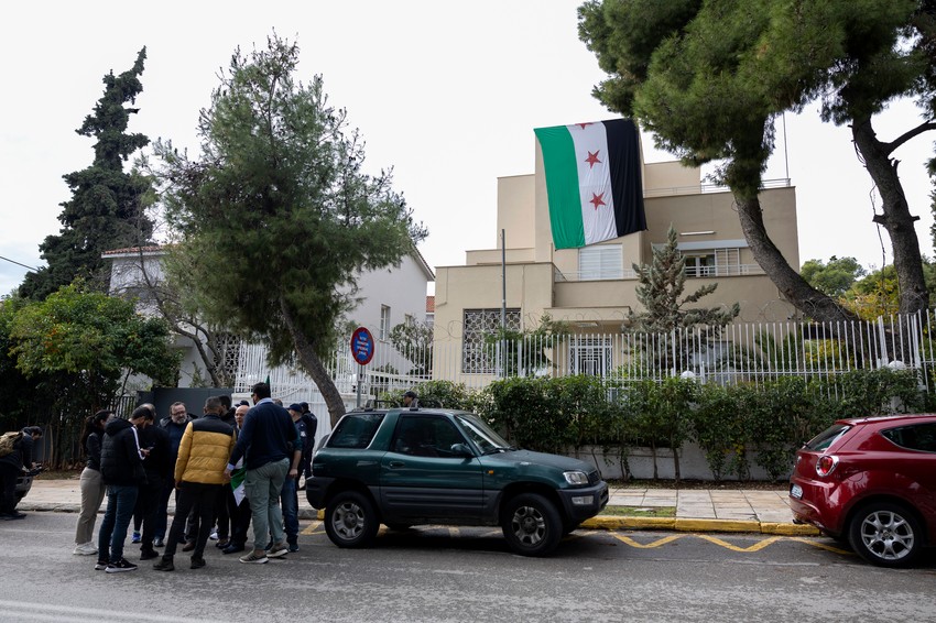 Zastava sirijskih pobunjenika na Ambasadi Sirije u Atini 8. decembra