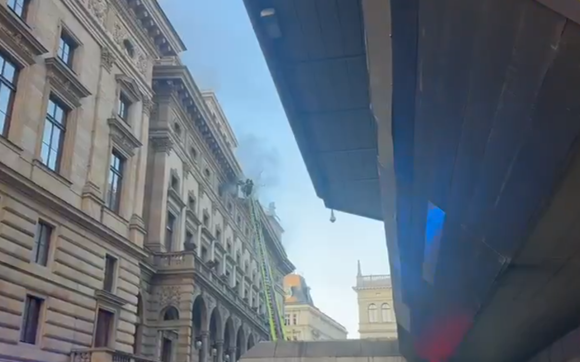 V Prahe horí historická budova Národného divadla.
