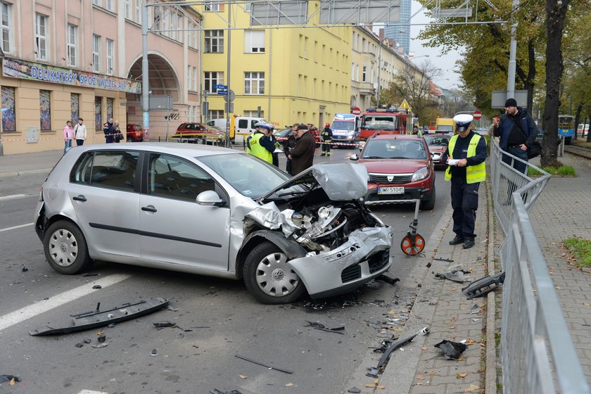 Wypadek autobusu MPK linii 133 na ul. Powstańców Śląskich we Wrocławiu