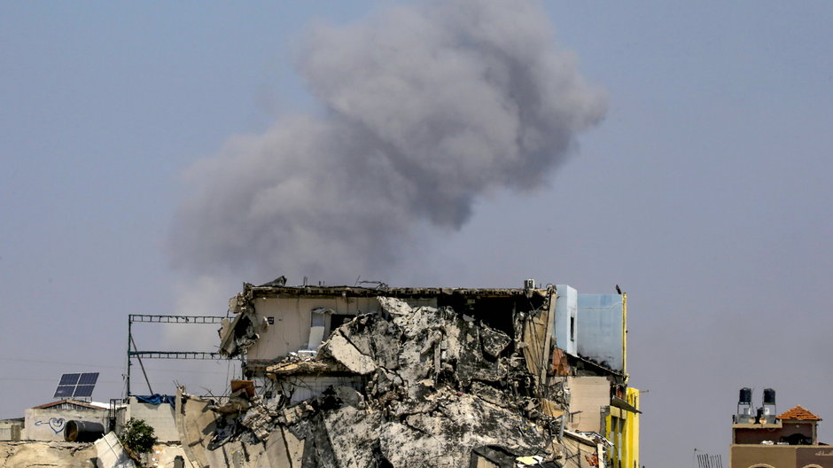 Dym po izraelskim nalocie w obozie dla uchodźców Al Nuseirat w środkowej Strefie Gazy, 15 kwietnia 2024 r.