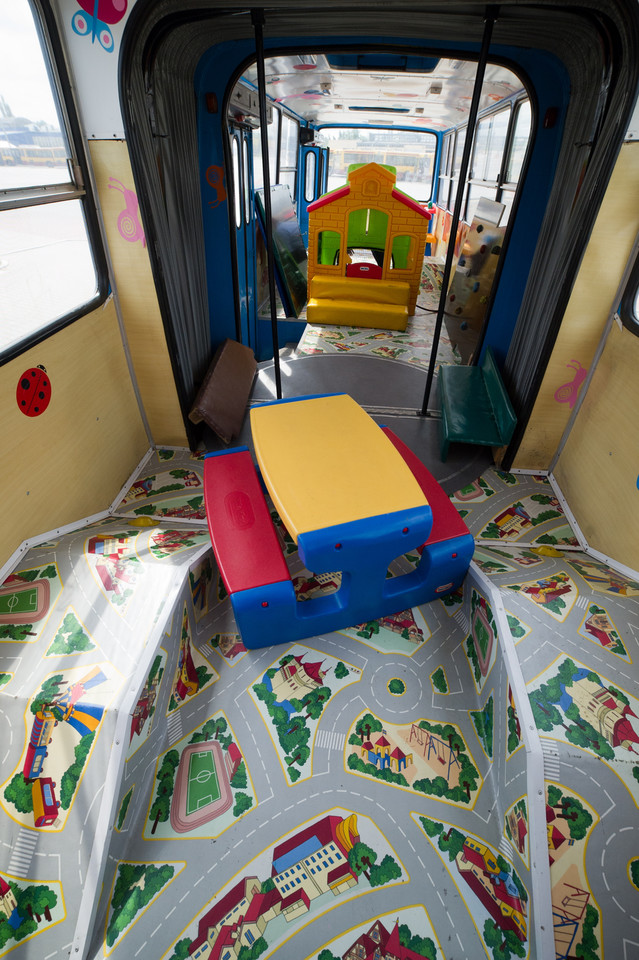 Autobus zamieniony w salę zabaw