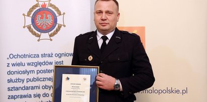 Policjant- strażak odebrał nagrodę