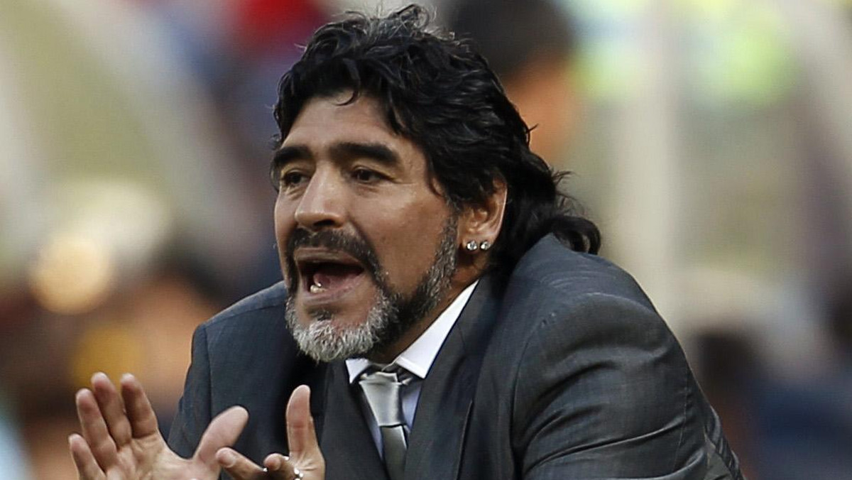 Diego Maradona wciąż utrzymuje wszystkich w niepewności, co do swej przyszłości jako trenera piłkarskiej reprezentacji Argentyny.