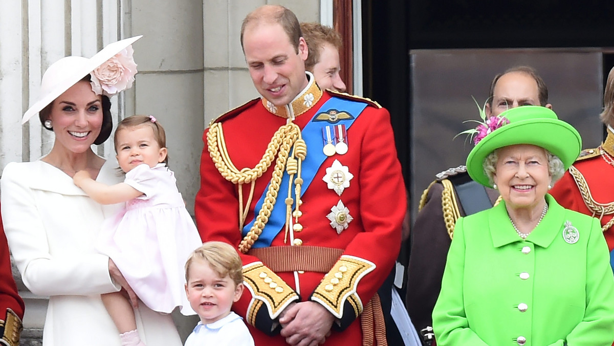 Brytyjska królowa odebrała ceremonialną paradę gwardii w swoje 90. urodziny