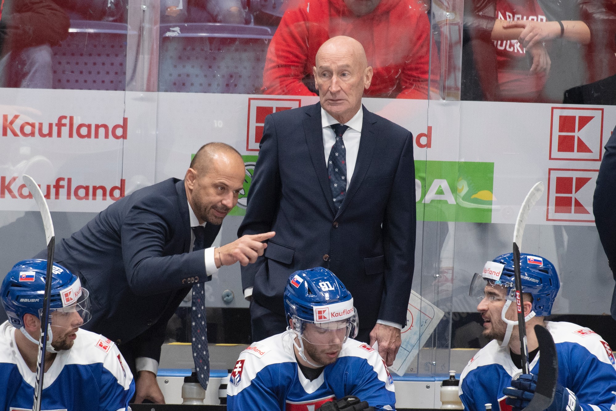 Vpravo v pozadí tréner reprezentácie Slovenska Craig Ramsay a vľavo asistent trénera Ján Pardavý.