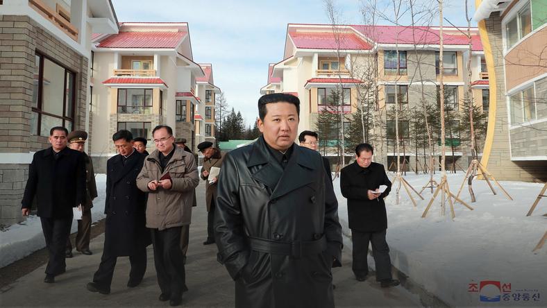 Kim Dzon Un przeprowadził inspekcję terenową miasta Samjiyŏn w związku ze zbliżającym się zamknięciem budowy projektu