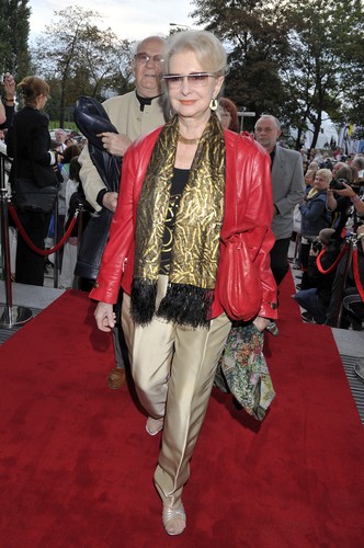 Jadwiga Barańska i Jerzy Antczak na czerwonym dywanie przed Teatrem Muzycznym w Gdyni