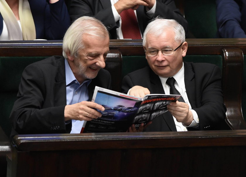 Przyłapany! Nie zgadniesz, co Kaczyński czytał w Sejmie!