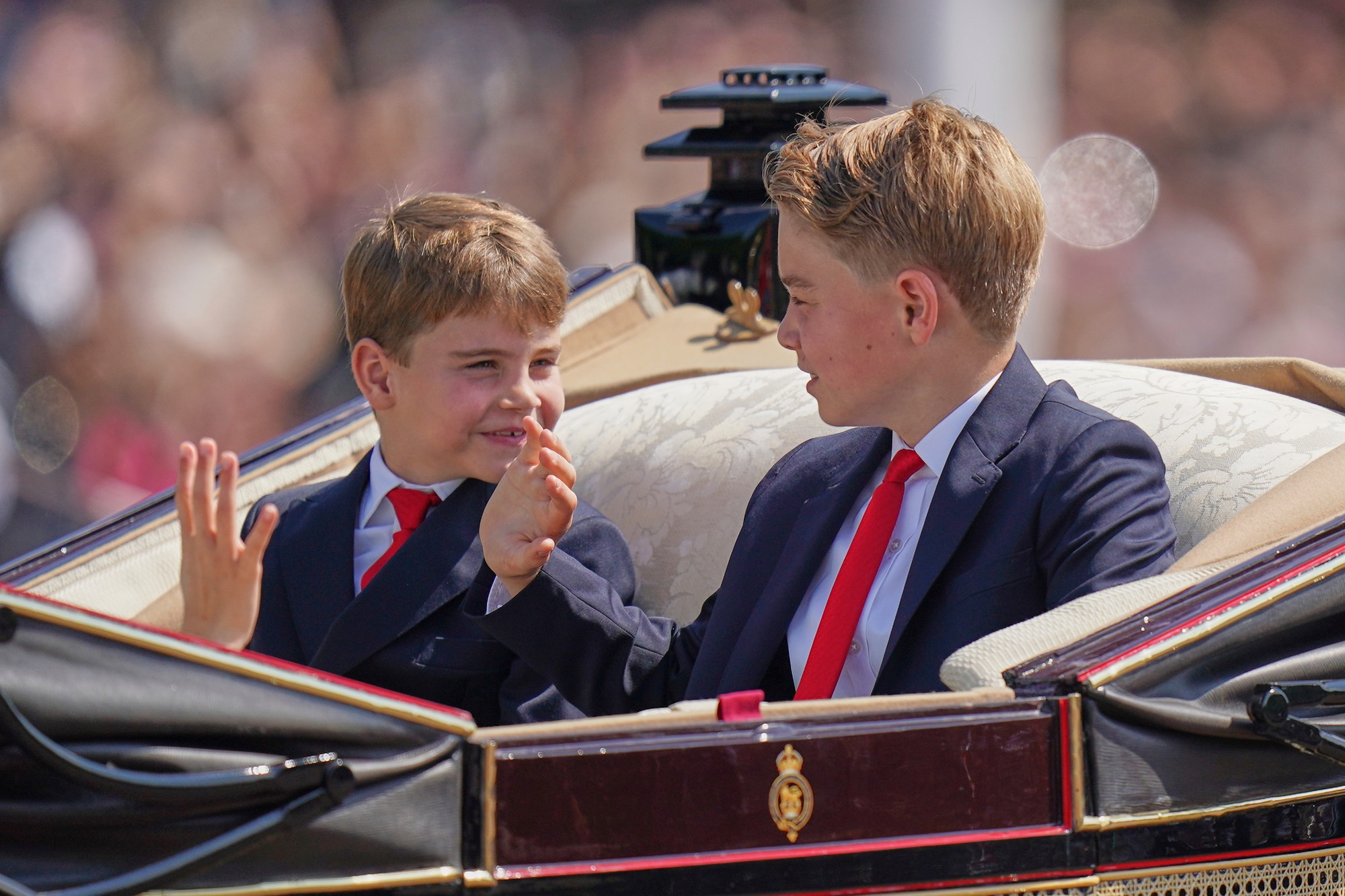 Vojenská prehliadka Trooping the Colour na počesť narodenín britského kráľa Karola III.: Princovia Louis a George.