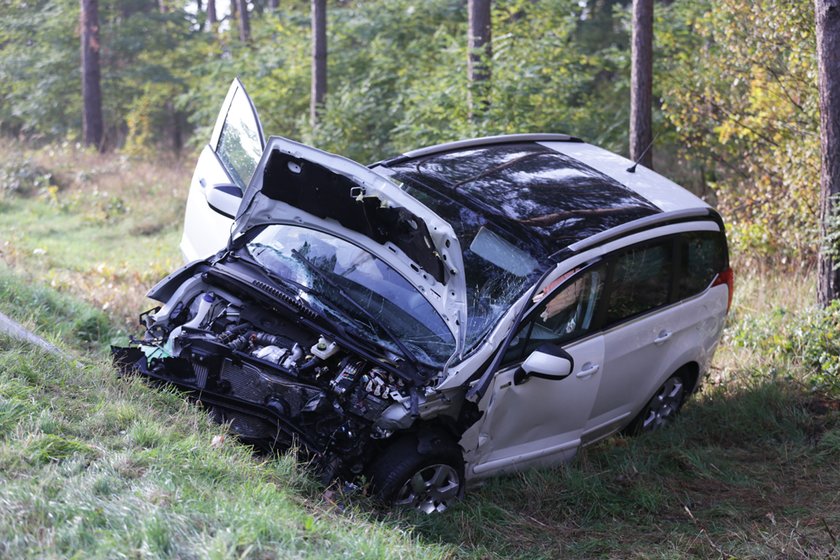 Groźny wypadek. Kobieta utknęła w rozbitym aucie