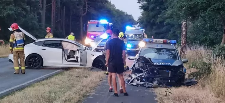 Policyjna Kia zderzyła się z Teslą. Funkcjonariusze jechali do wypadku