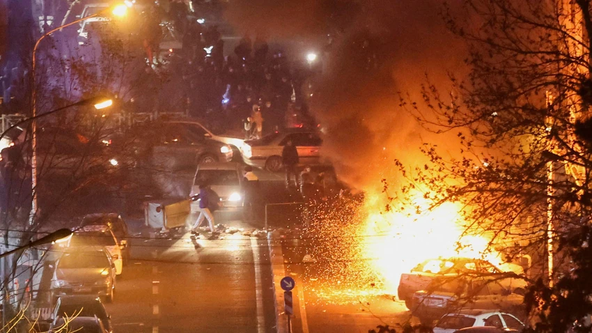 Vozila gore u Teheranu 8. januara tokom protesta pokrenutih zbog ekonomskog kraha zemlje | Foto: Reuters