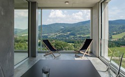 Betonowa arka na pastwisku. Najpiękniejszy prywatny budynek świata jest w Polsce. ZDJĘCIA