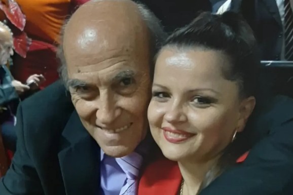 "NATERALA SAM GA DA RASPODELI IMOVINU" Mala Cana o braku sa 41 godinu starijim pevačem, potezom kod notara ostavila sve u šoku