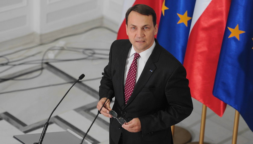 Sikorski: Posłowie będą pokazywać paragony ze stacji benzynowych