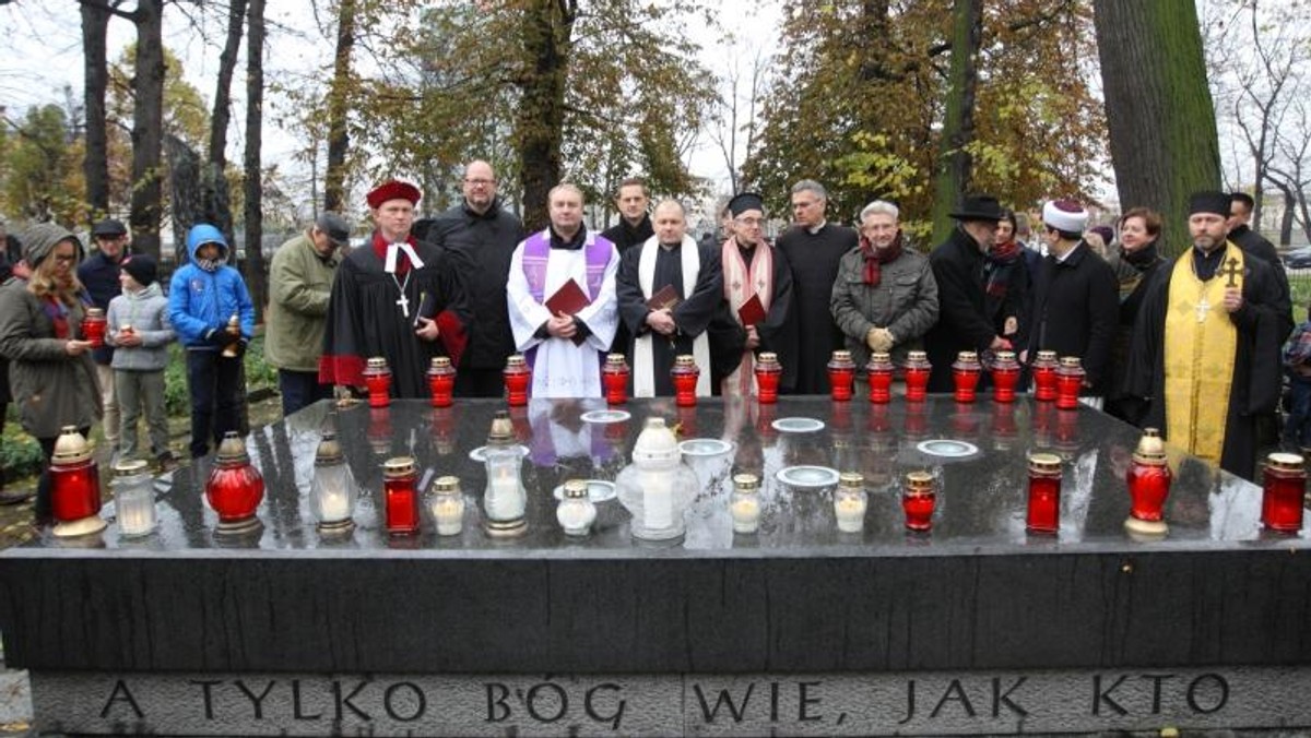 Tak jak i w poprzednich latach, tak i w tym roku prezydent Gdańska zaprosił przedstawicieli różnych związków wyznaniowych do wspólnej modlitwy. Uroczystość odbędzie się 1 listopada na Cmentarzu Nieistniejących Cmentarzy.