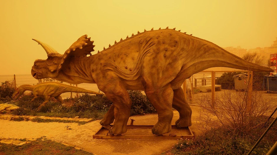 Skulpture dinosaurusa ispred Prirodnjačkog muzeja Krita, u gradu Iraklionu | Foto: REUTERS/Stefanos Rapanis