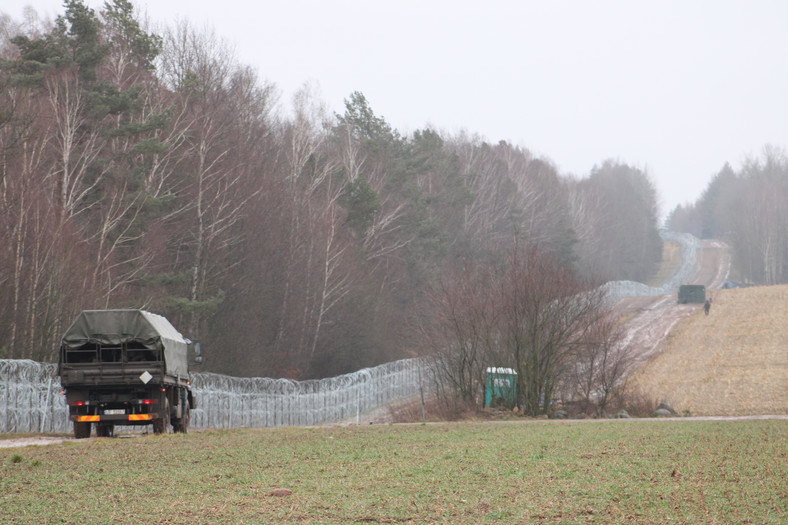 Żołnierze przy linii granicy z Białorusią, okolice Szudziałowa, woj. podlaskie, 16.12.2021.
