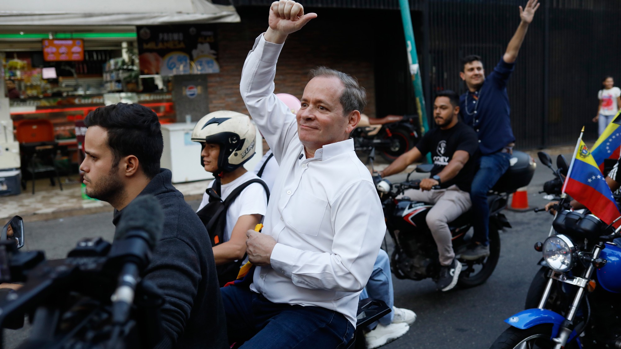 Opozičný líder Juan Pablo Guanipa. 