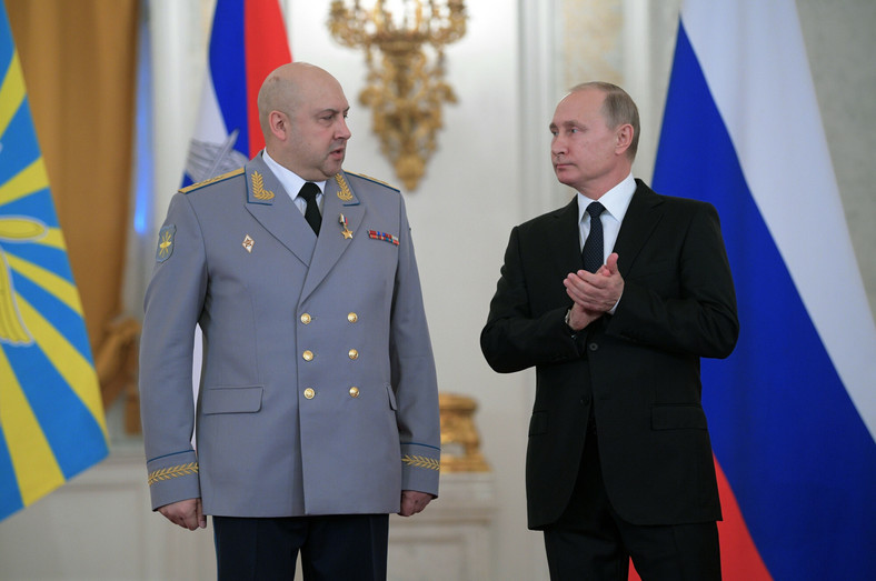 Siergiej Surowikin w towarzystwie Władimira Putina, 28 grudnia 2017 r.