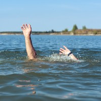 Agyevő amőba okozta a halálát egy férfinak strandolás után