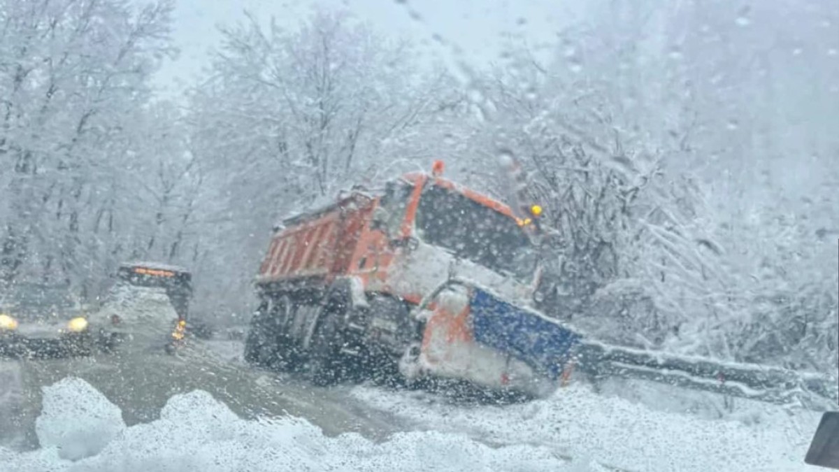 Kamion za čišćenje snega skliznuo s puta