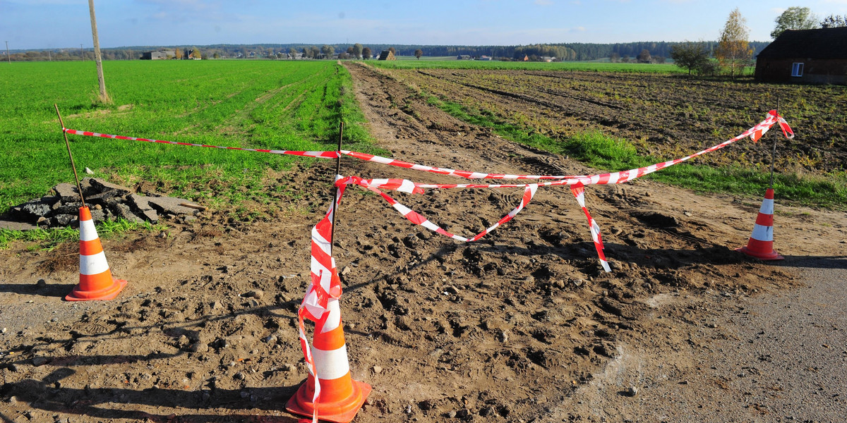 Warmińsko-Mazurskie: Rolnik przypadkiem zaorał drogę