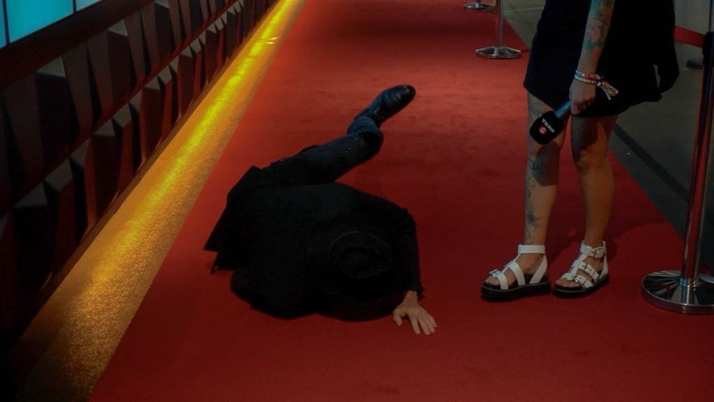 Sáva Popovič spôsobil na premiére rozruch.