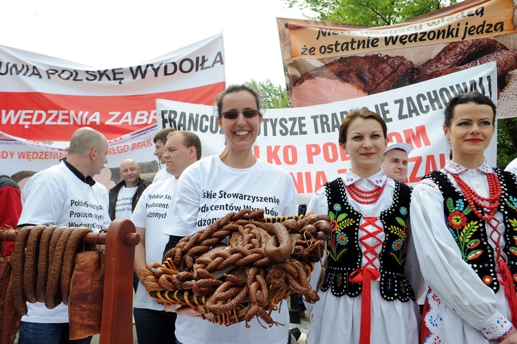 Protest producentów wędzonych wędlin przed Sejmem