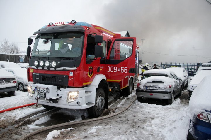 Ogromny pożar w hali przy ul. Jagiellońskiej. Z ogniem walczy 16 zastępów straży