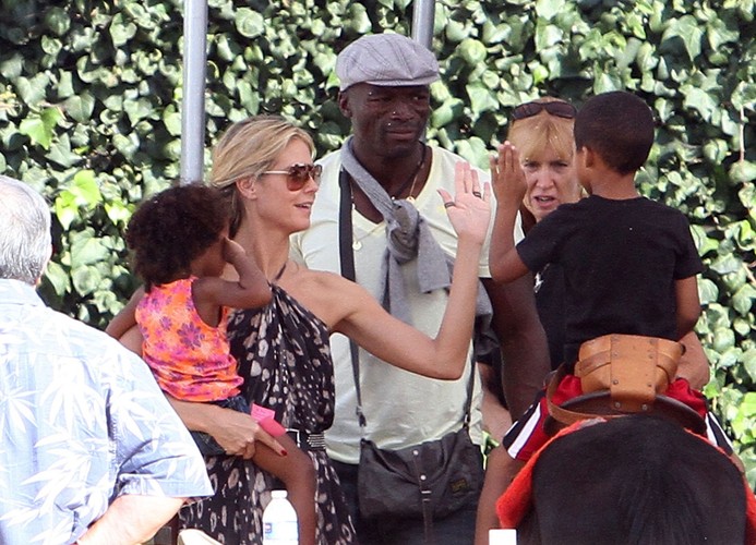 Pięknej modelce towarzyszył mąż, czarnoskóry wokalista Seal i córka Lou