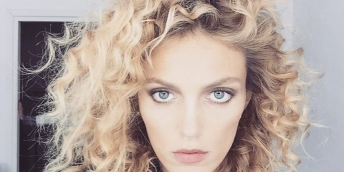 Anja Rubik z kręconymi włosami