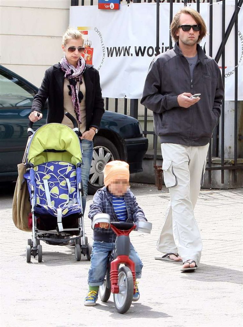 Schejbal uczy syna jeździć na rowerku. FOTO