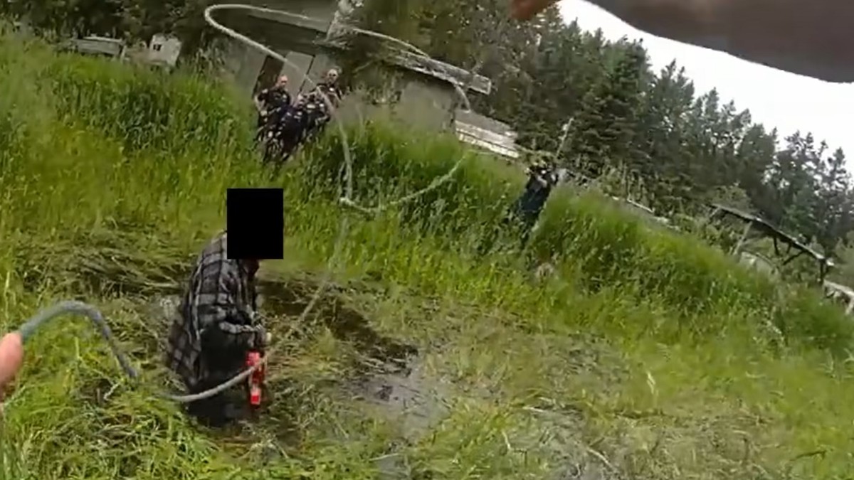 Szaleniec z piłą łańcuchową gonił ojca. Niebywała reakcja policjantów. Wszystko się nagrało