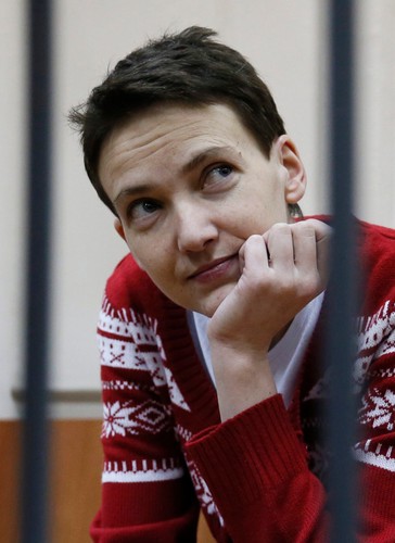 Nadia Sawczenko przed Basmańskim Sądem Rejonowym w Moskwie