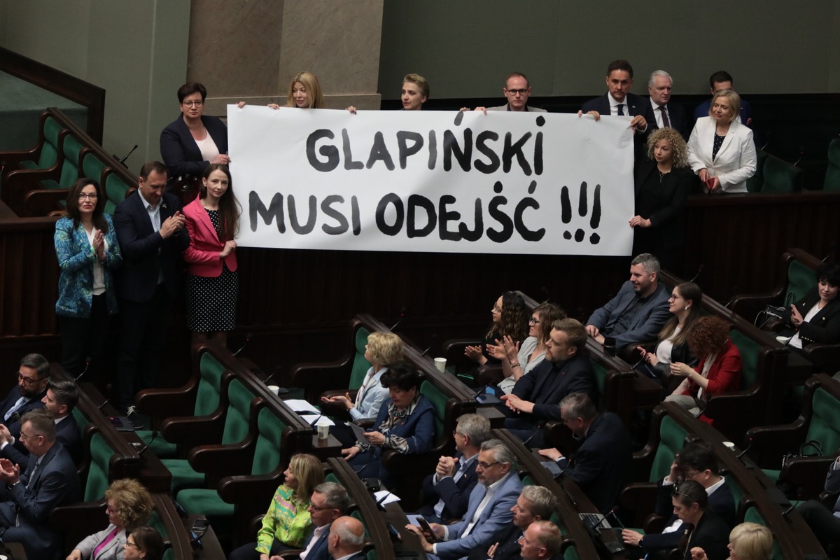 Wobec Adama Glapińskiego sformułowano 8 zarzutów