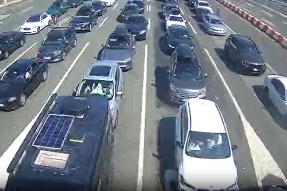 (FOTO) KOLAPS NA GRANICAMA, MEĐUZONE PUNE! Na Batrovcima se čeka najmanje tri sata, ni na drugim prelazima nije bolje: Nadležni izdali HITNO UPOZORENJE za vozače!