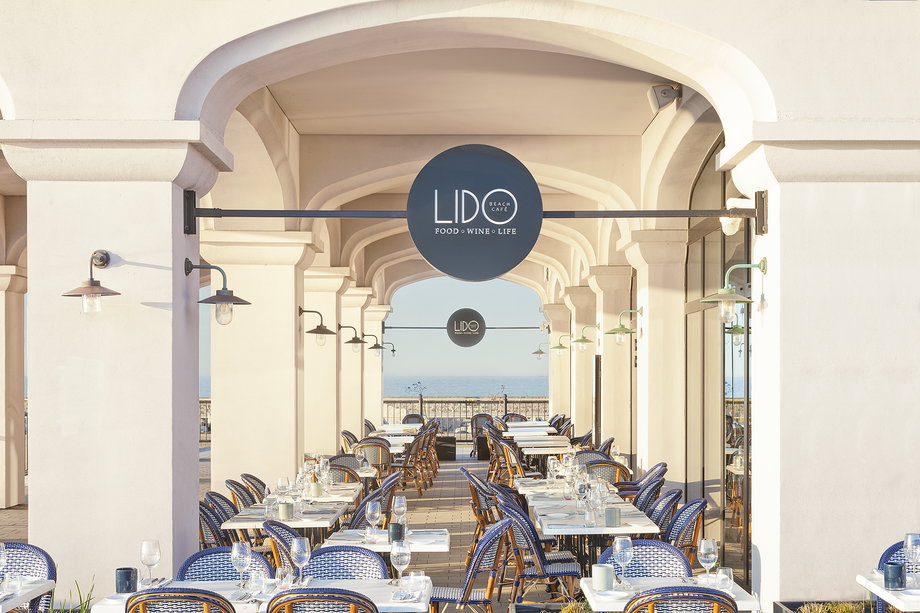 Restauracja Brasserie LIDO oferuje otwartą kuchnię z grillem, niezwykłe potrawy oparte na świeżych, lokalnych produktach, rybach i wybornych mięsach oraz najlepszą belgijską czekoladę. Można tu znaleźć największy wybór piw belgijskich na polskim wybrzeżu oraz szeroką gamą doskonałych win z całego świata.