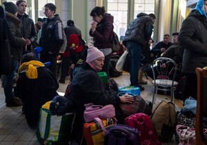 Ukrajinske izbeglice čekaju voz u Pšemislu, Poljska