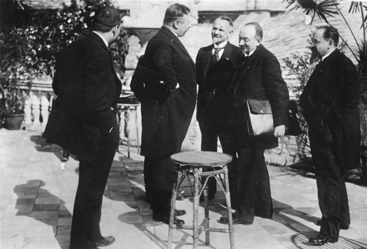 Podpisanie układu w Rapallo. Kanclerz Rzeszy Joseph Wirth, Walther Rathenau oraz delegacja sowiecka: Leonid Krasin, Gieorgij Cziczerin oraz Adolf Joffe