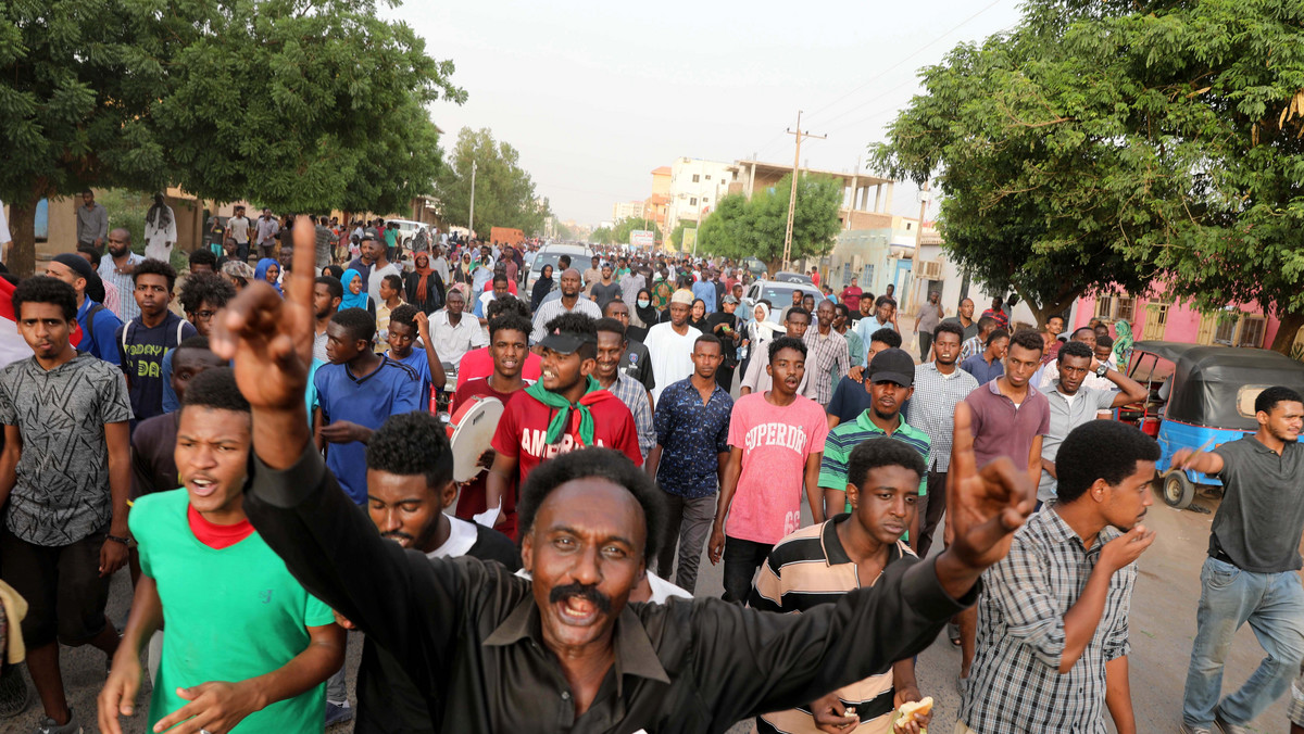Dziesiątki tysięcy demonstrantów wyszło na ulice stolicy Sudanu - Chartumu, a także innych miast, aby domagać się powrotu do rządów cywilnych po trzech miesiącach od obalenia przez armię poprzedniej głowy państwa marsz. Omara Hasana el-Baszira.