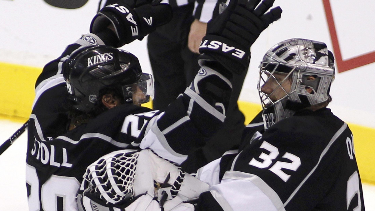 Los Angeles Kings zwyciężyli w trzecim meczu finałowym Pucharu Stanleya 4:0 i tylko jedna wygrana dzieli ich od sięgnięcia po najcenniejsze hokejowe trofeum.